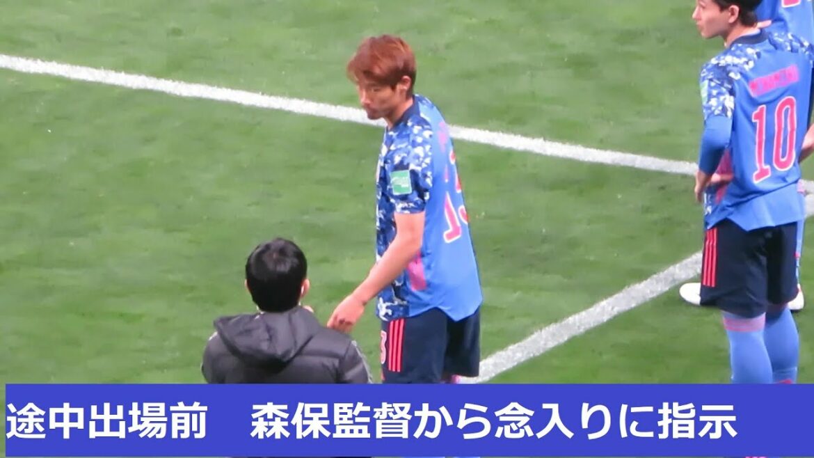 Le réalisateur Moriyasu donne soigneusement des instructions avant que Hidemasa Morita, Takumi Minamino et Midori Tanaka ne viennent sur le banc. La routine d'Aoi Tanaka.  2022/03/29 Équipe nationale du Japon - Équipe nationale du Vietnam Stade de Saitama Équipe nationale du Japon #