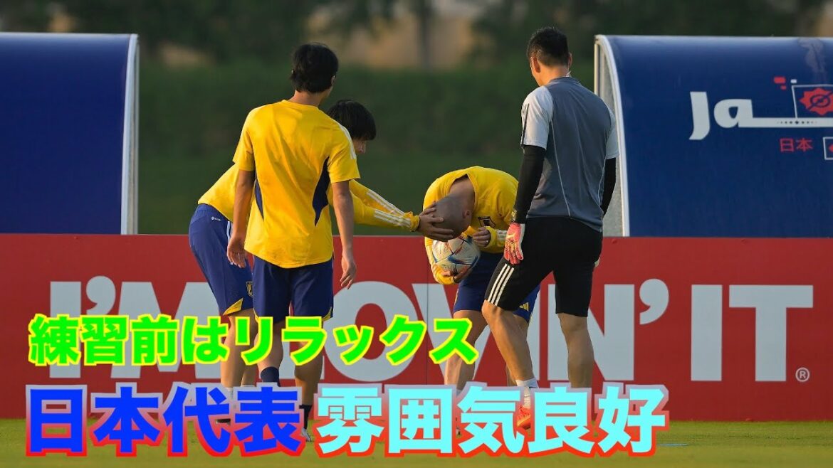 [Équipe nationale du Japon]Daichi Kamata et Takumi Minamino jouent avec la tête de Daizen Maeda avant l'entraînement