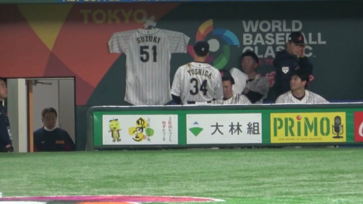 [Samurai Japan]Munetaka Murakami touche le plâtre sur l'uniforme décoré de Seiya Suzuki