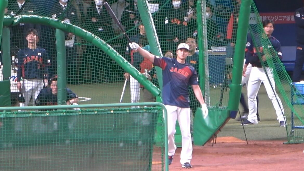 Shohei Ohtani frappe par-dessus la clôture avec des coups francs non conventionnels ! Tous les membres de SAMURAI JAPAN étaient collés au sol et acclamés bruyamment dans le hall !  (2023/03/04)