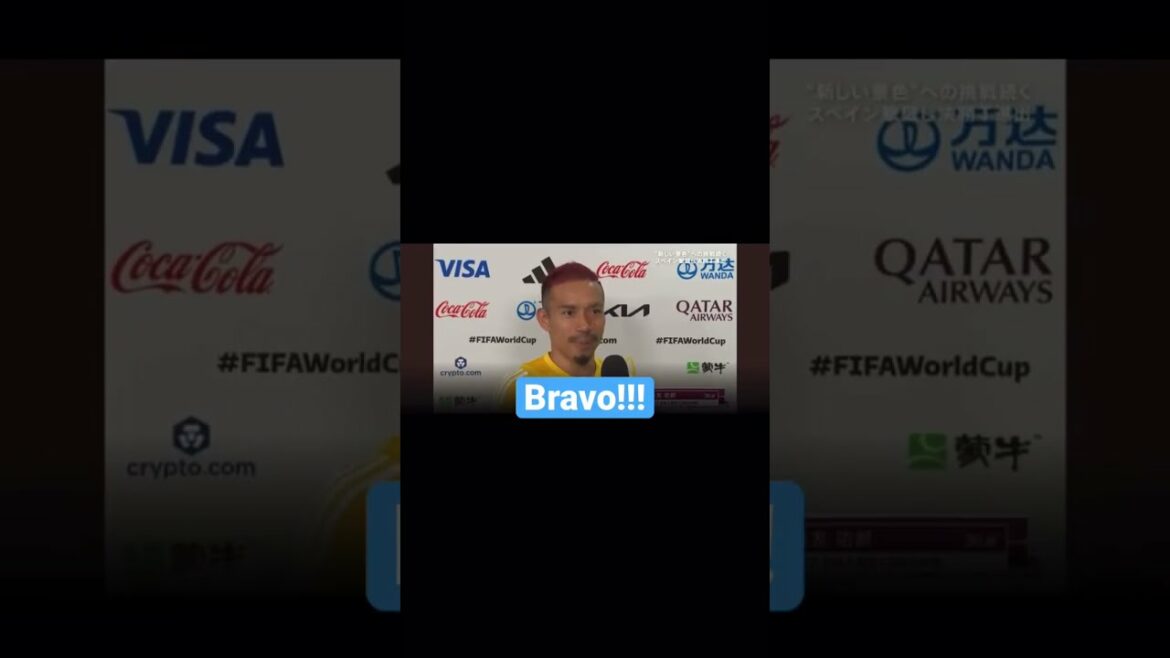 Bravo à nouveau interviewé par Nagatomo après que le Japon a battu l’Espagne à la coupe du monde de la FIFA Bravo à nouveau interviewé par Nagatomo après que le Japon a battu l'Espagne à la coupe du monde de la FIFA