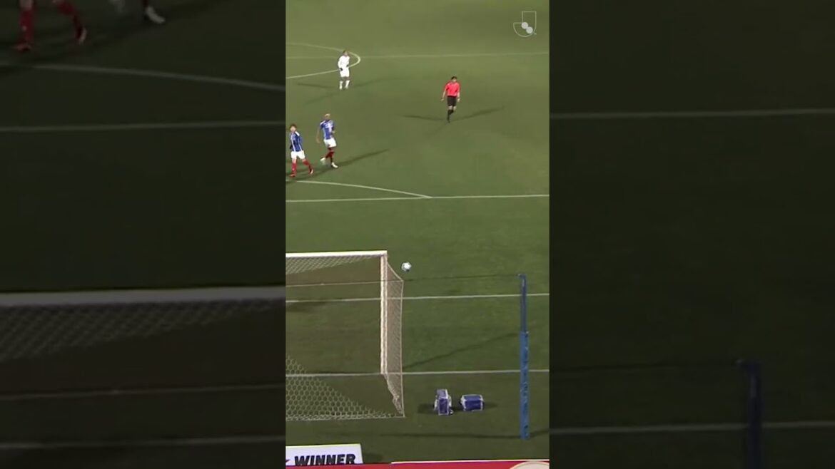 🤏 C'était tellement proche !!!  Makoto Mitsuta avec un coup franc délicat 😅