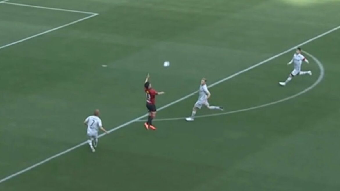 Kei Chinen emprisonne la poitrine en l'air