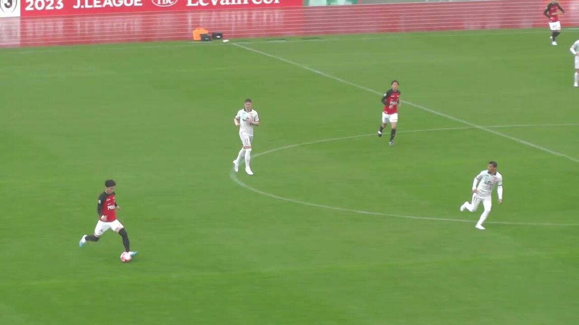 Le tir de Sekine a été bloqué par Okubo et la tête de Hiroki Sakai est passée au-dessus du cadre.Urawa Red Diamonds vs Shimizu S-Pulse 26 Mars 2023 J League Van Cup