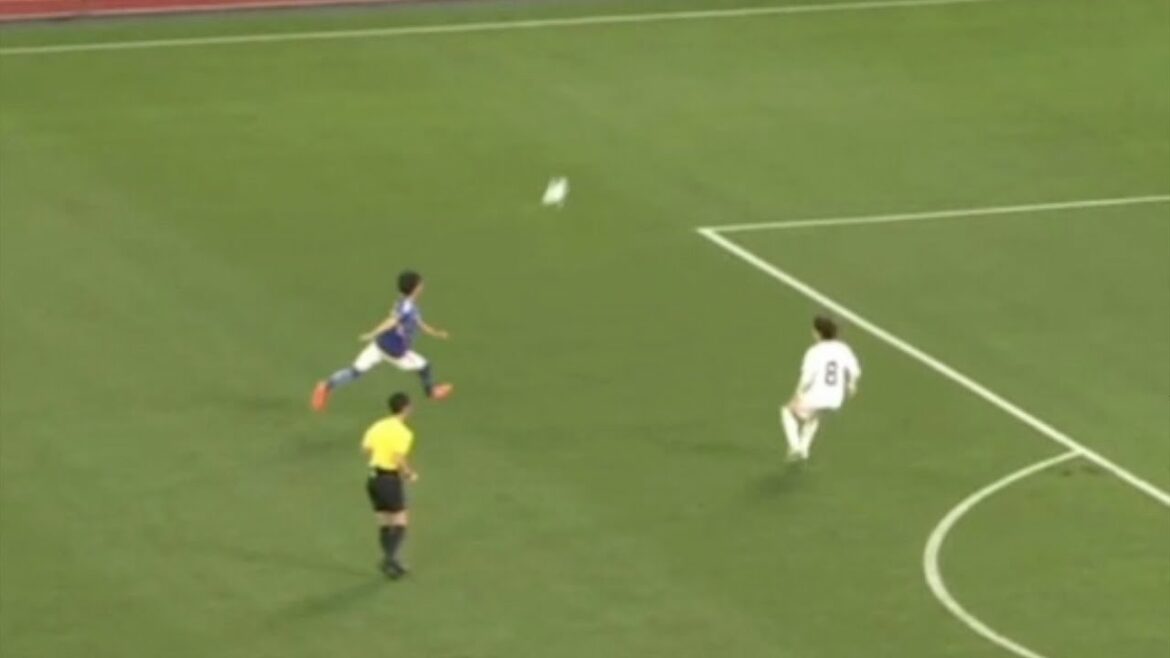 Mitoma Kaoru fait semblant de mentir