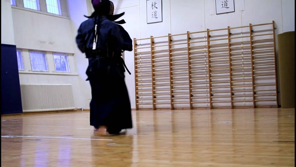 Kallio Cup 2011 Kendo match final adulte - Akseli Korhonen (rouge) contre Hiroki Ito (blanc)