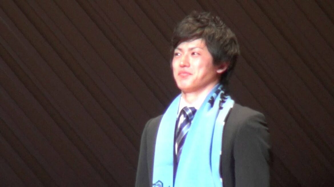 11 janvier 2014 Conférence de presse pour l'annonce du nouveau système de la Kawasaki Frontale[8/21] Salutations du joueur Shogo Taniguchi