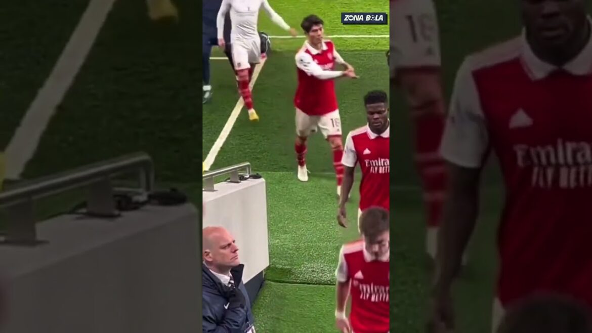L'action élégante du défenseur d'Arsenal Takehiro Tomiyasu, ramassant des ordures dans la cage de Tottenham Hotspur