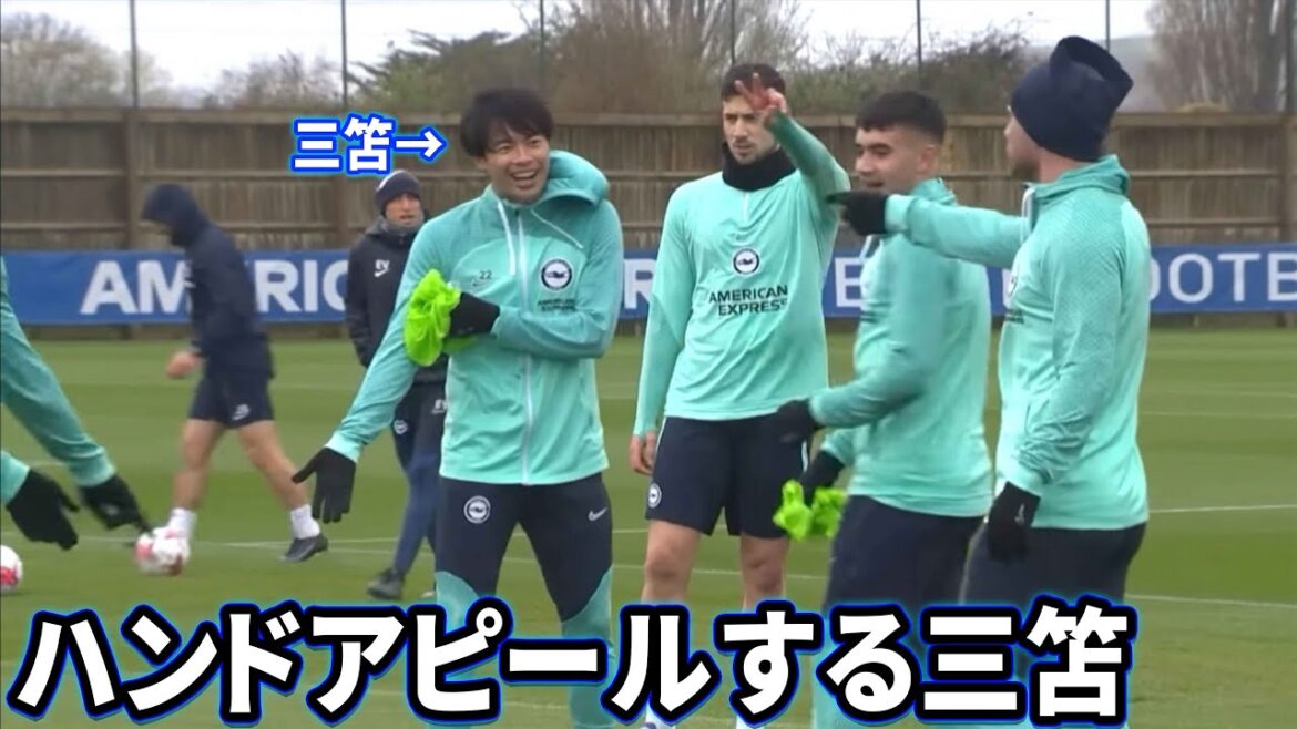 Kaoru Mitoma qui frappe l'épaule d'Estupinyan avec une cage à oiseaux et fait appel à la main