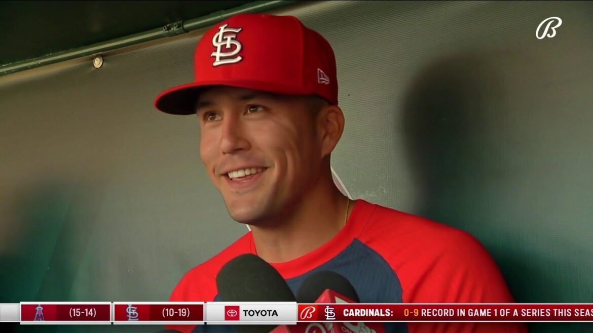 Lars Nootbaar sur Shohei Ohtani avant Cards vs Angels à St. Louis