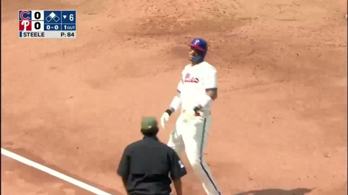 Seiya Suzuki effectue un solide lancer du champ droit à la troisième base Seiya Suzuki effectue un solide lancer du champ droit à la troisième base