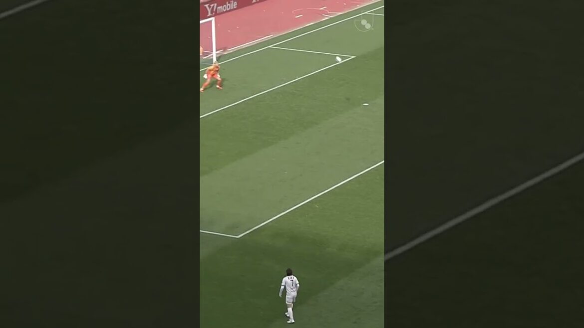 ⚽💥 QUOI.  UN BUT.  Akira Silvano Disaro marque un but pour les âges pour Shimizu S-Pulse !  🤯