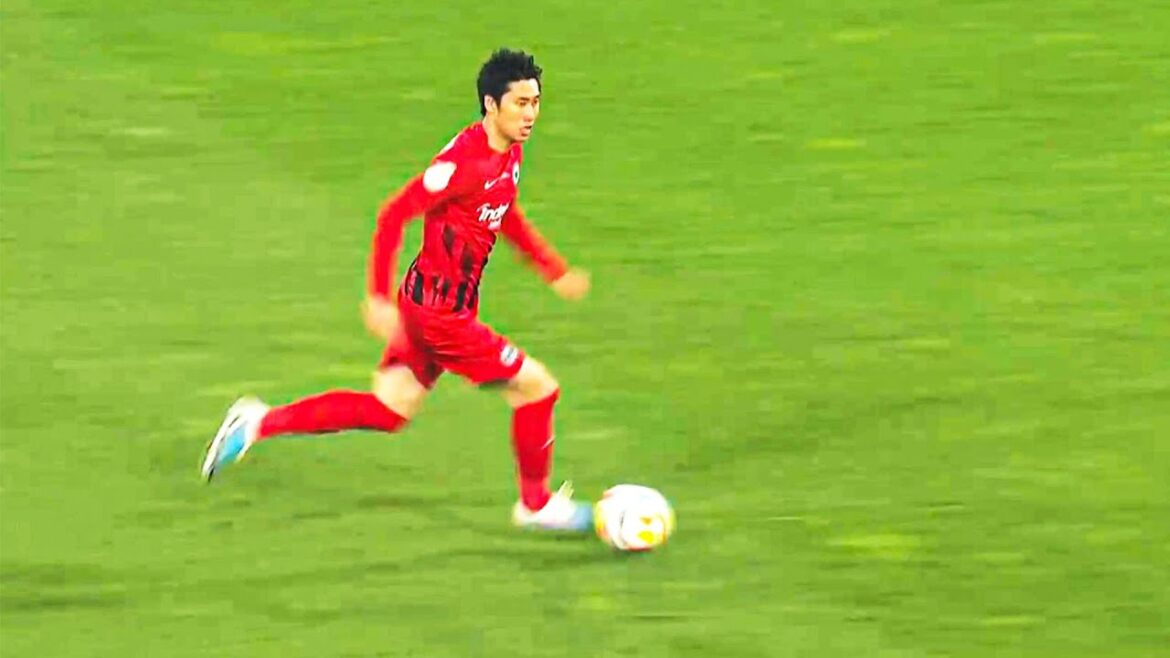 Daichi Kamada montrant sa classe 2023