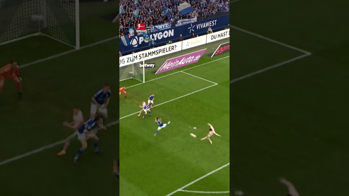 Maya Yoshida avec une brillante récupération et un bloc pour Schalke #football #save #goals #shorts