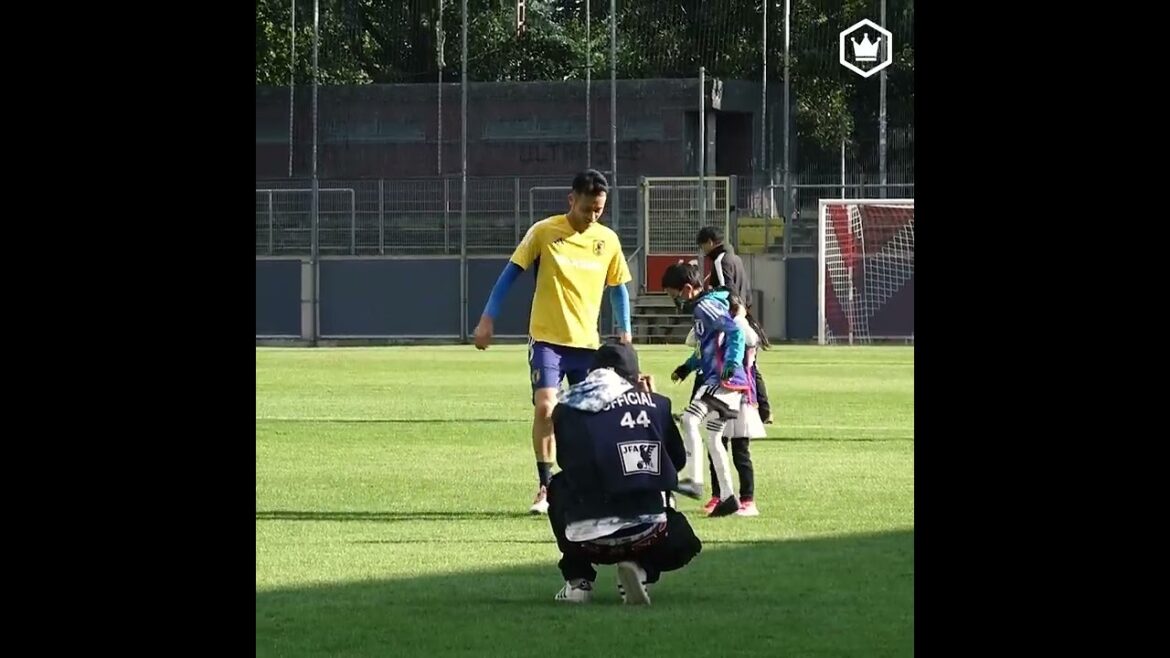 Le capitaine Maya Yoshida joue joyeusement avec les enfants | Une image après l’entraînement Le capitaine Maya Yoshida joue joyeusement avec les enfants | Une image après l'entraînement
