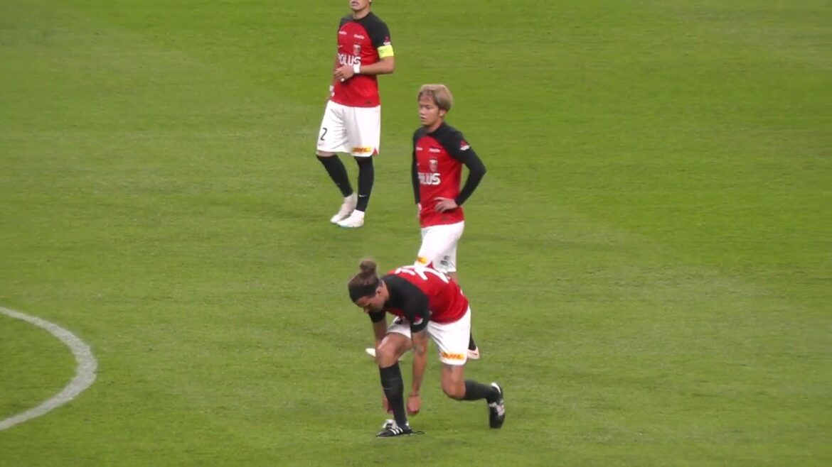 Concours de balle de Hiroki Sakai ~Shorts, temps de réparation de lacets~ Okubo, Korogi et Linsen sont présentés en même temps.Urawa Red Diamonds vs Sanfrecce Hiroshima 31 Mai 2023 J League