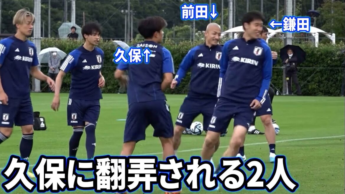 Daiki Maeda et Daichi Kamata qui se moquent de Takefusa Kubo parce qu'il est trop doué pour les cages à oiseaux