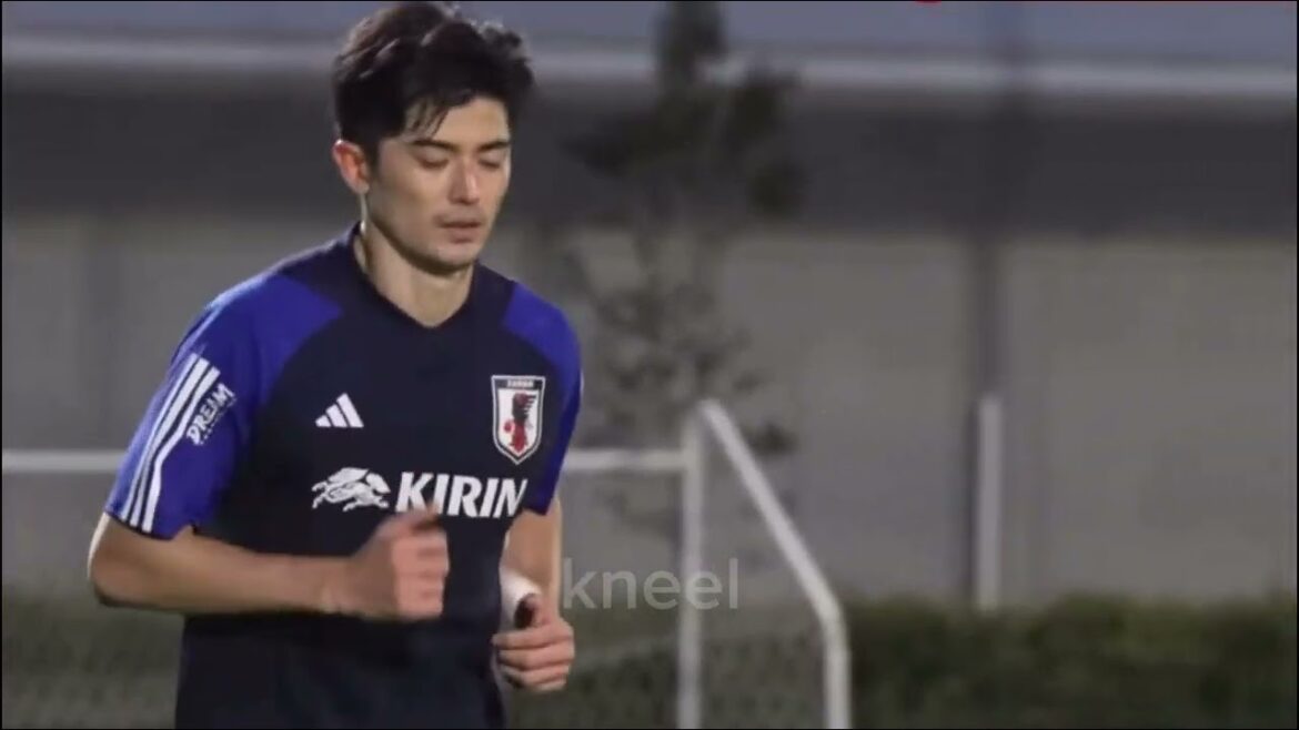 Hajime Moriyasu et l'habituel Shogo Taniguchi qui peut être vu tout le temps comme un mensonge Poichi trottinant