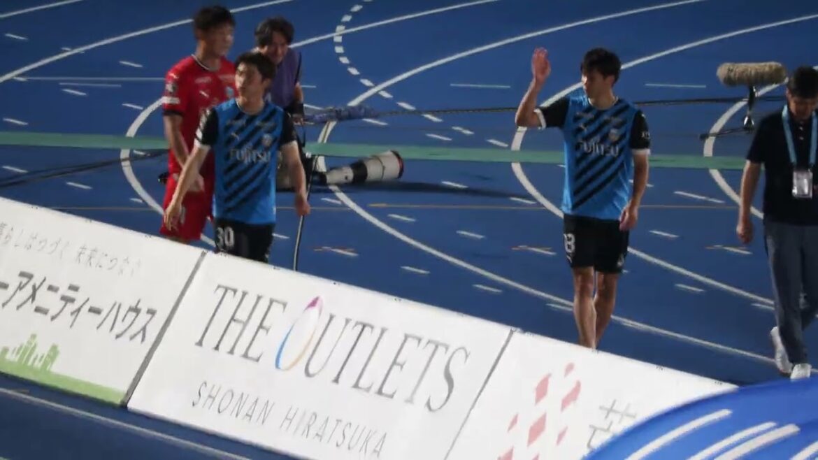 [2023/05/03]Miki Yamane, Yusuke Segawa, Shunsuke Ando se saluent derrière le but de Shonan