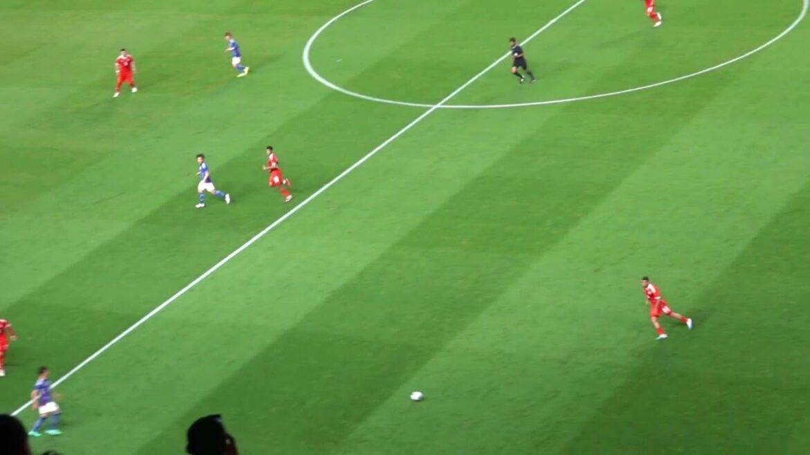 Bonne relation entre Kaoru Mitoma et Hiroki Ito Mouvement de faux latéral