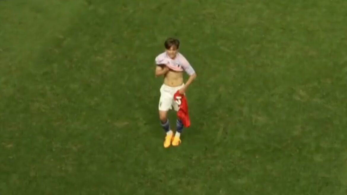 Takefusa Kubo jette le maillot d'un joueur péruvien