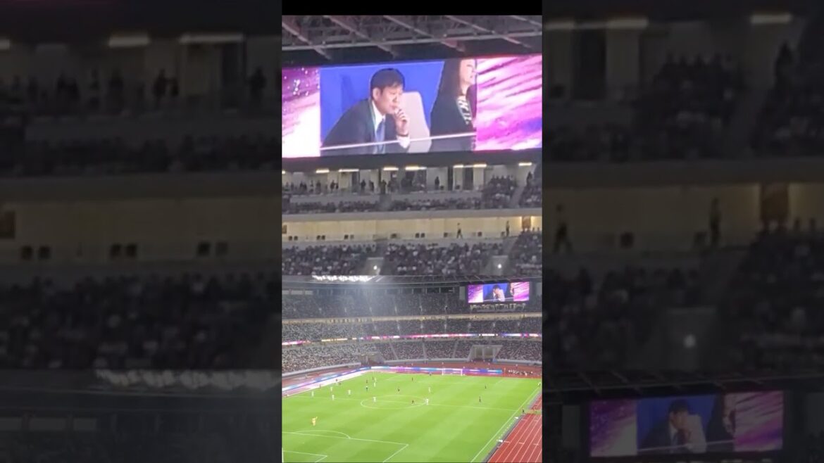 Vissel Kobe x Barcelone sont éliminés de l'équipe nationale japonaise. Quand Osako, qui est en excellente forme, entre dans le match, le réalisateur Moriyasu apparaît sur grand écran et le public est excité #Barcelone #Yuya Osako #Moriho Japon
