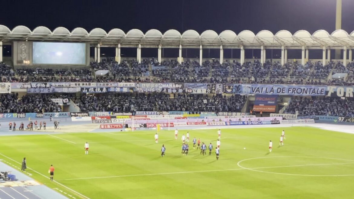 L'ambiance du stade quand Hidemasa Morita a marqué un but nul.Kawasaki Frontale vs Urawa Red Diamonds