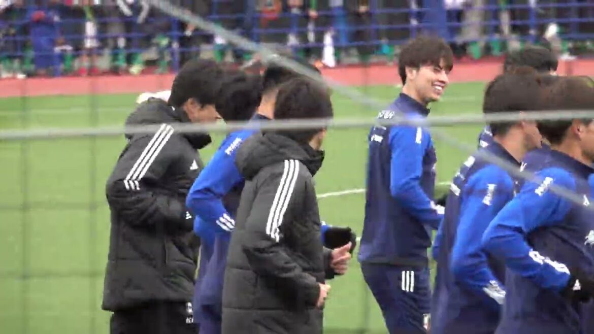 Le représentant de SAMURAI BLUE Japon s'échauffe ! Certains joueurs répondent aux acclamations des supporters avec des sourires... !  !
