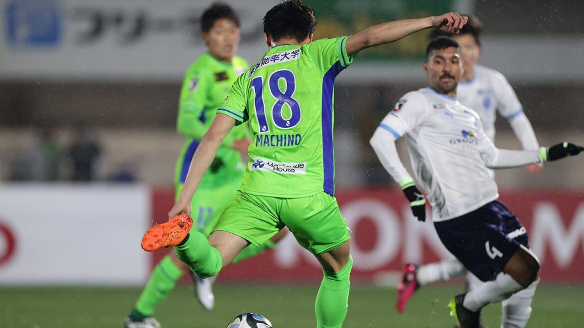 Shooto Machino, qui a été lâché par son coéquipier, a échappé au DF avec un piège et a balancé son pied gauche, envoyant un tir puissant dans le filet pour égaliser le score à Shonan ![Objectif de ramassage pour la section 2]