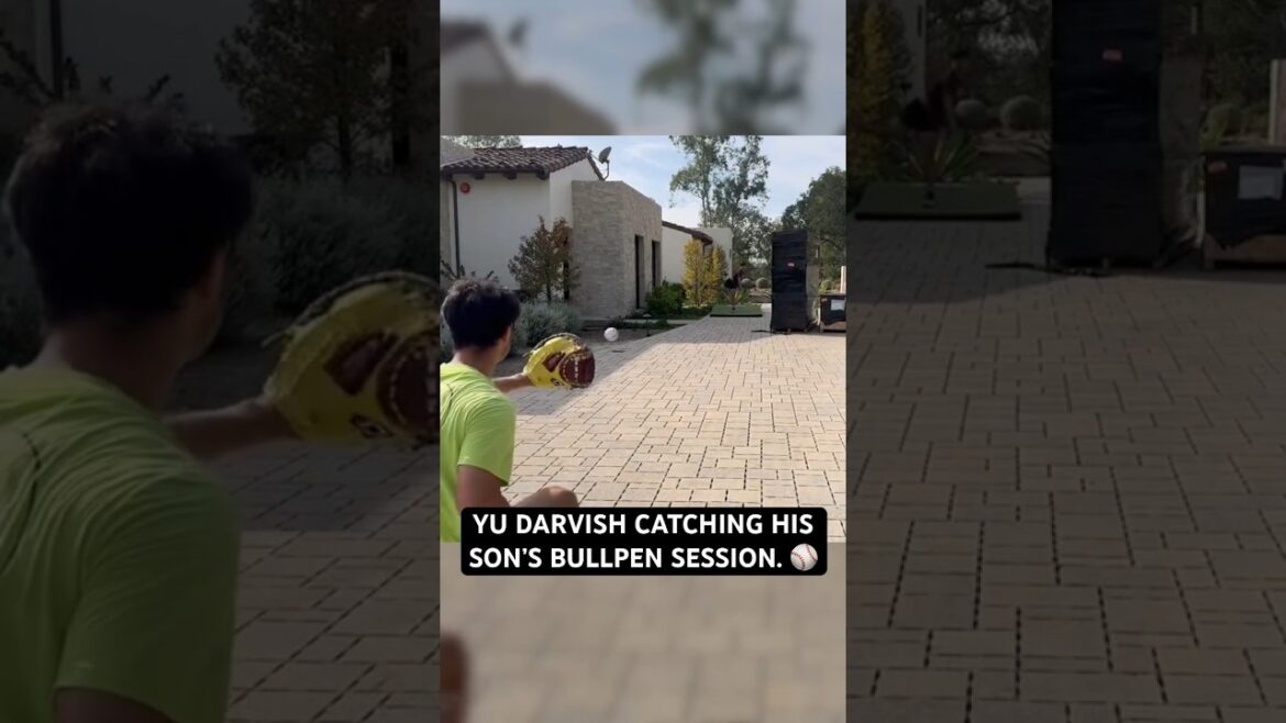 Yu Darvish assiste à une séance d'enclos pour son fils.  #padres #mlb #baseball