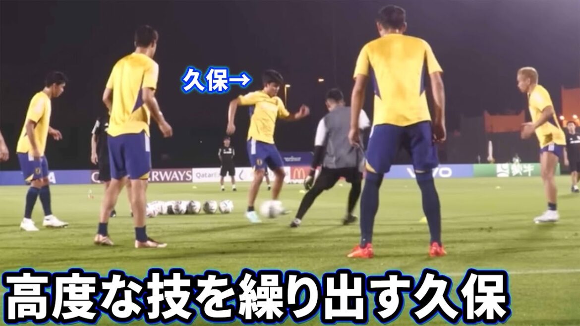 Takefusa Kubo se lasse progressivement de jouer à la cage à oiseaux et exécute des techniques avancées.