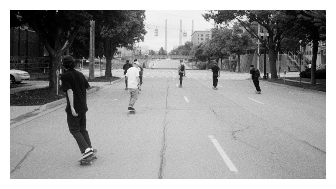 Amis dans "ASHES, ASHES" - Une production de fardeau social (Partie 3/5)