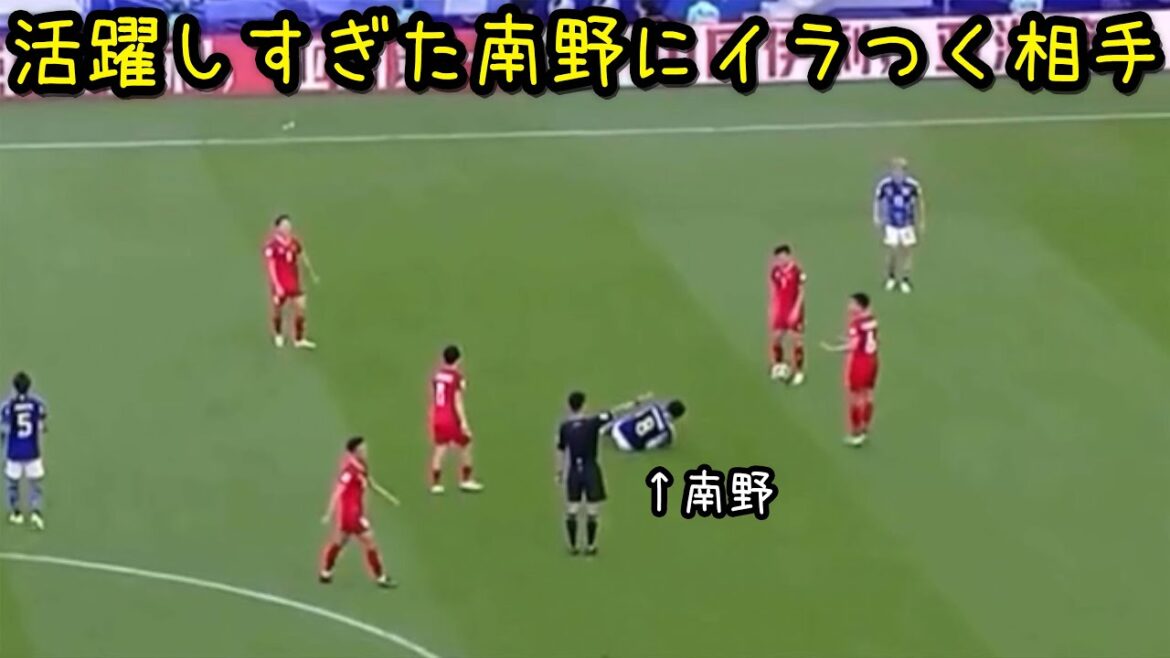 Takumi Minamino est en si grande forme qu’il est abattu par les joueurs vietnamiens Takumi Minamino est en si grande forme qu'il est abattu par les joueurs vietnamiens