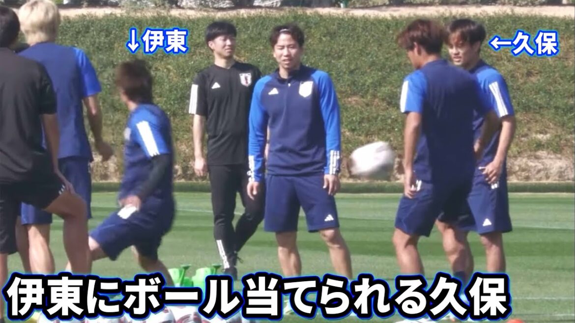 Junya Ito frappe le ballon dans le ventre de Takefusa Kubo avec une cage à oiseaux