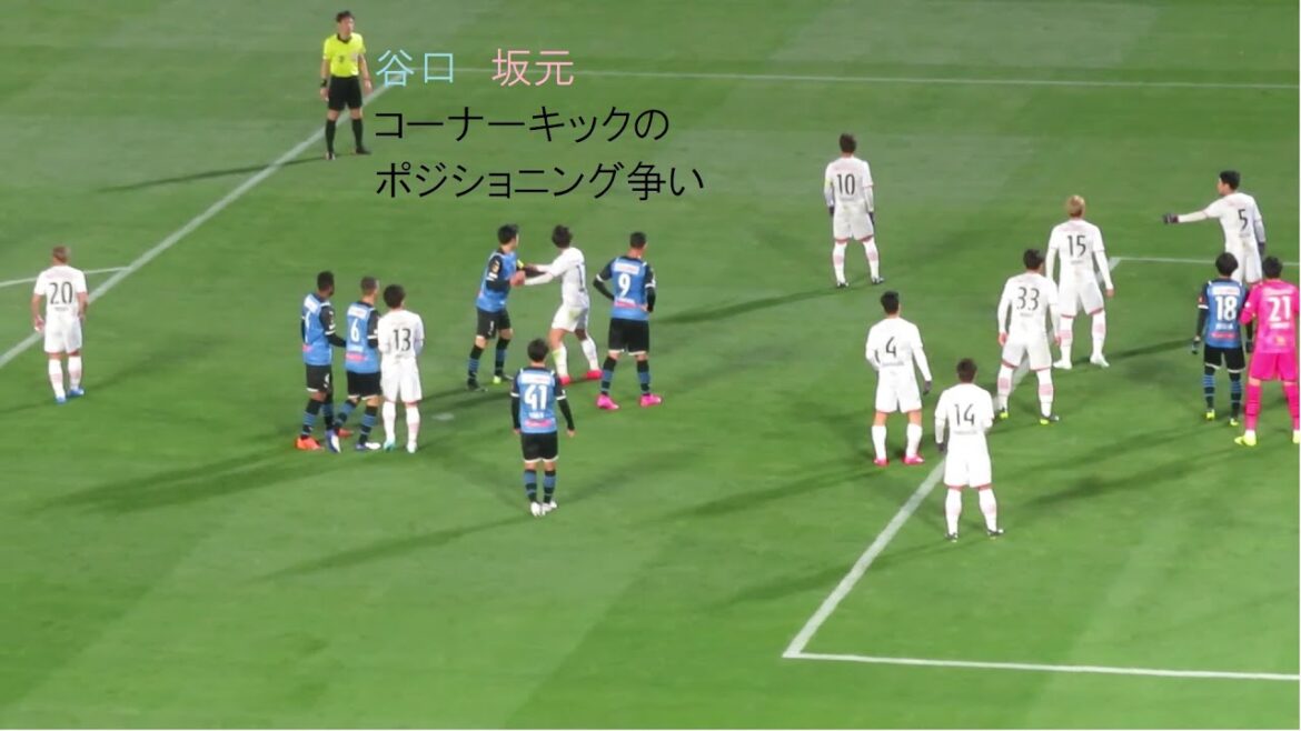 Percée de dribble de Kaoru Mitoma, Shogo Taniguchi et Tatsuhiro Sakamoto en compétition pour le poste, Kaoru Mitoma chargeant Takaya Nishio2021/03/03 Kawasaki Frontale Lesso Osaka Todoroki Stadium