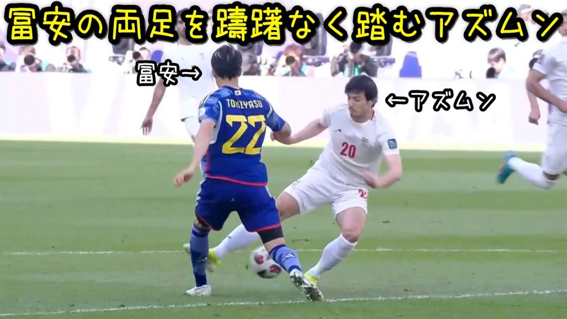 Takehiro Tomiyasu se fait marcher sur les pieds par Azmun lors du match contre l'Iran