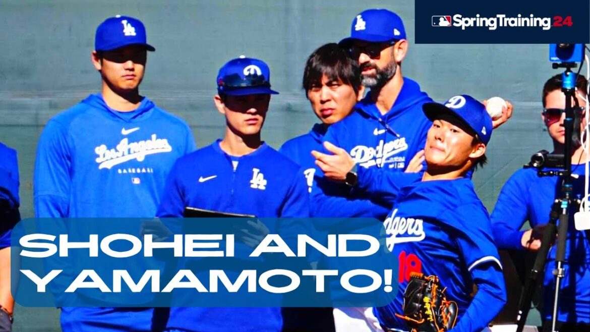 Faits saillants de l'entraînement de printemps des Dodgers le 11 février, Shohei Ohtani regarde l'enclos des releveurs de Yoshinobu Yamamoto