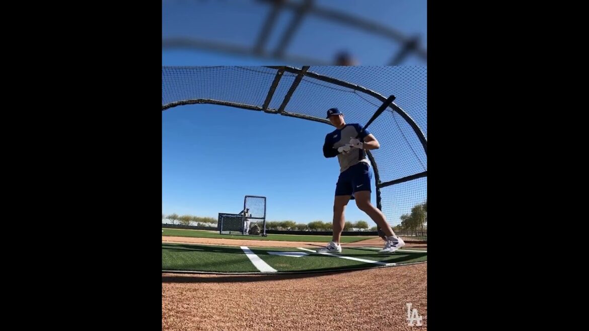 Shohei Ohtani LANCE déjà au camp des Dodgers !  (via @Dodgers)