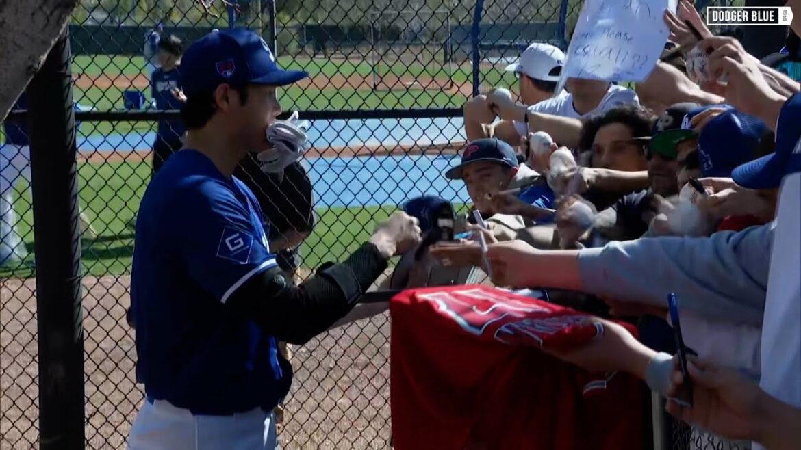 Entraînement de printemps des Dodgers 2024 : Shohei Ohtani signe des autographes pour les fans après l'entraînement au bâton