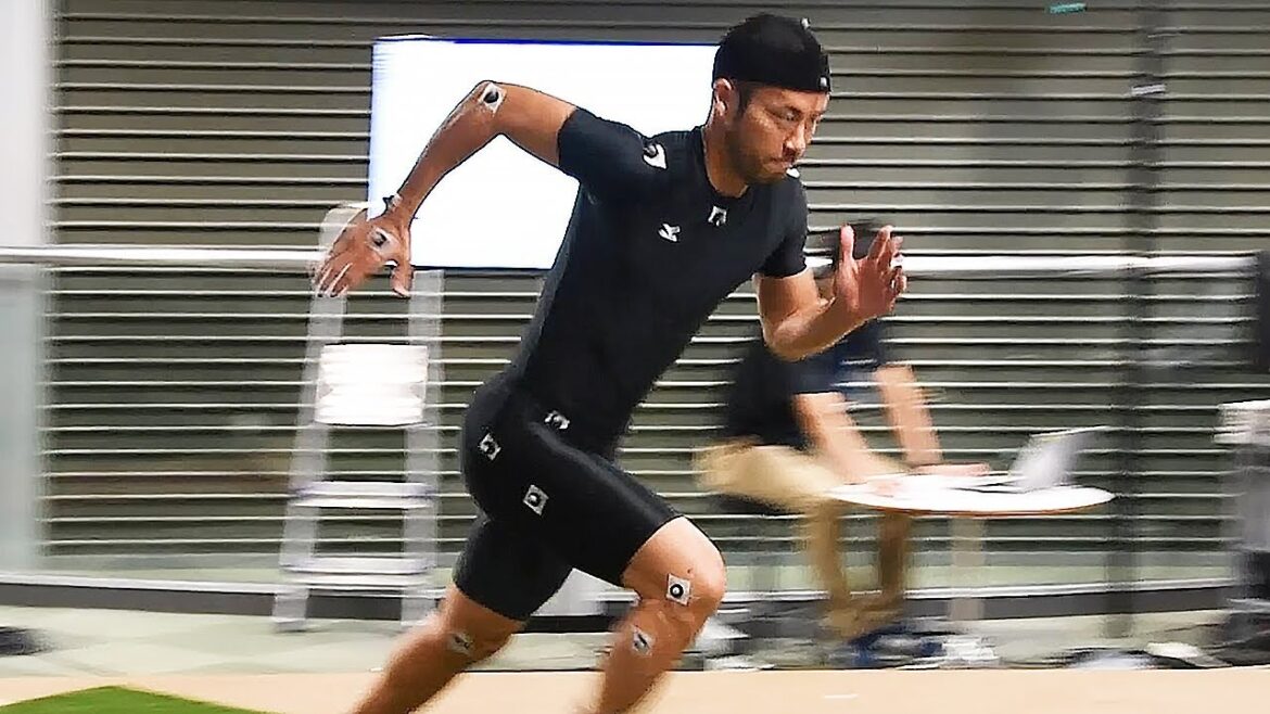 La footballeuse Maya Yoshida subit une mesure du pied et une analyse de ses mouvements