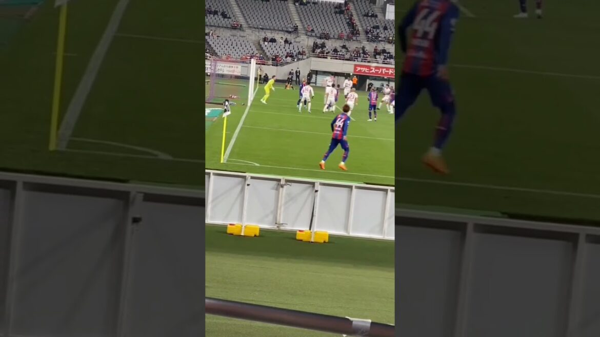 Ball Speed ​​​​Guard : ``Le ballon est tellement mauvais mdr'' Je ne l'ai vu qu'à la télé #shorts #soccer