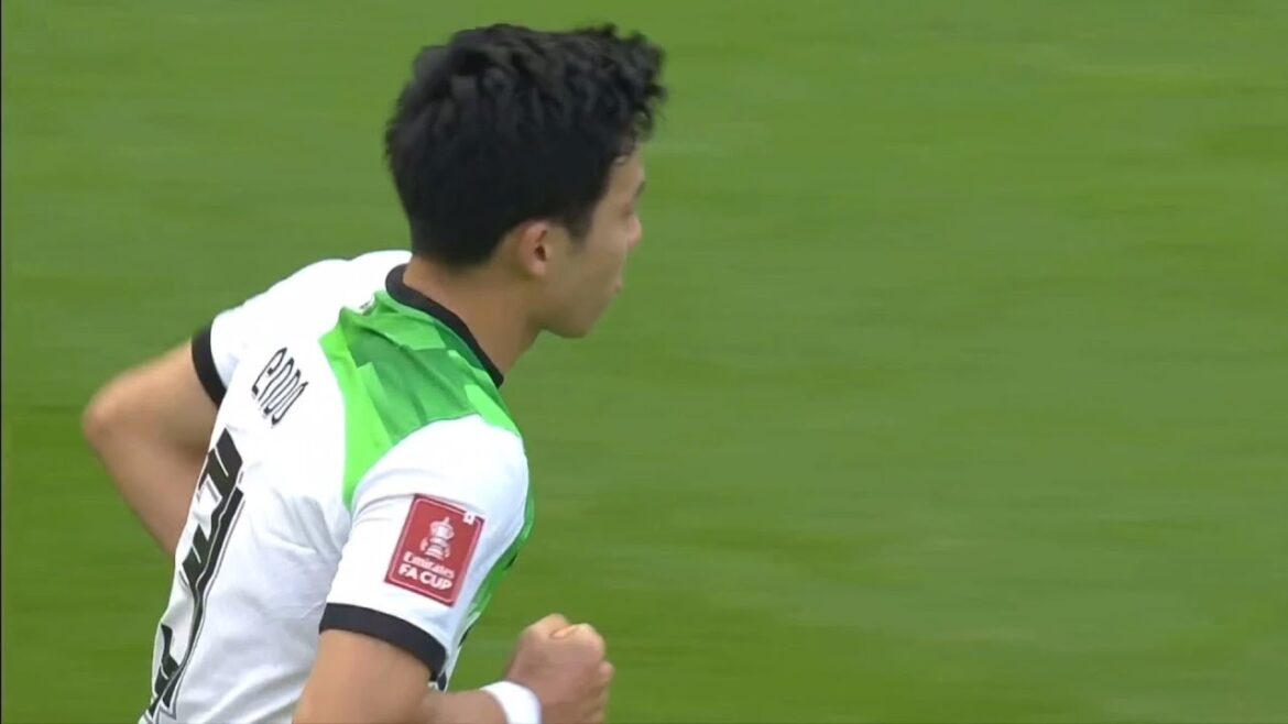 C'est ce qui arrive quand Wataru Endo devient sérieux contre Manchester United