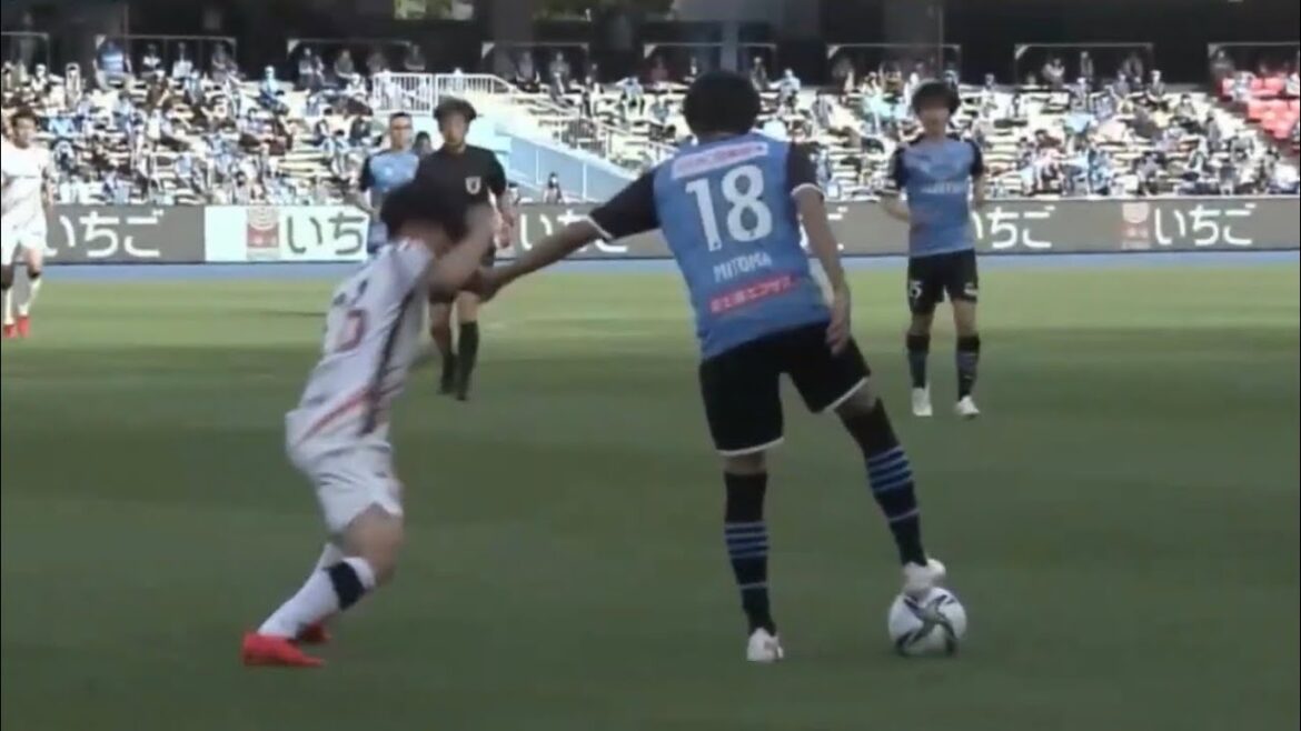 Kaoru Mitoma traite les joueurs de la J-League comme des enfants.