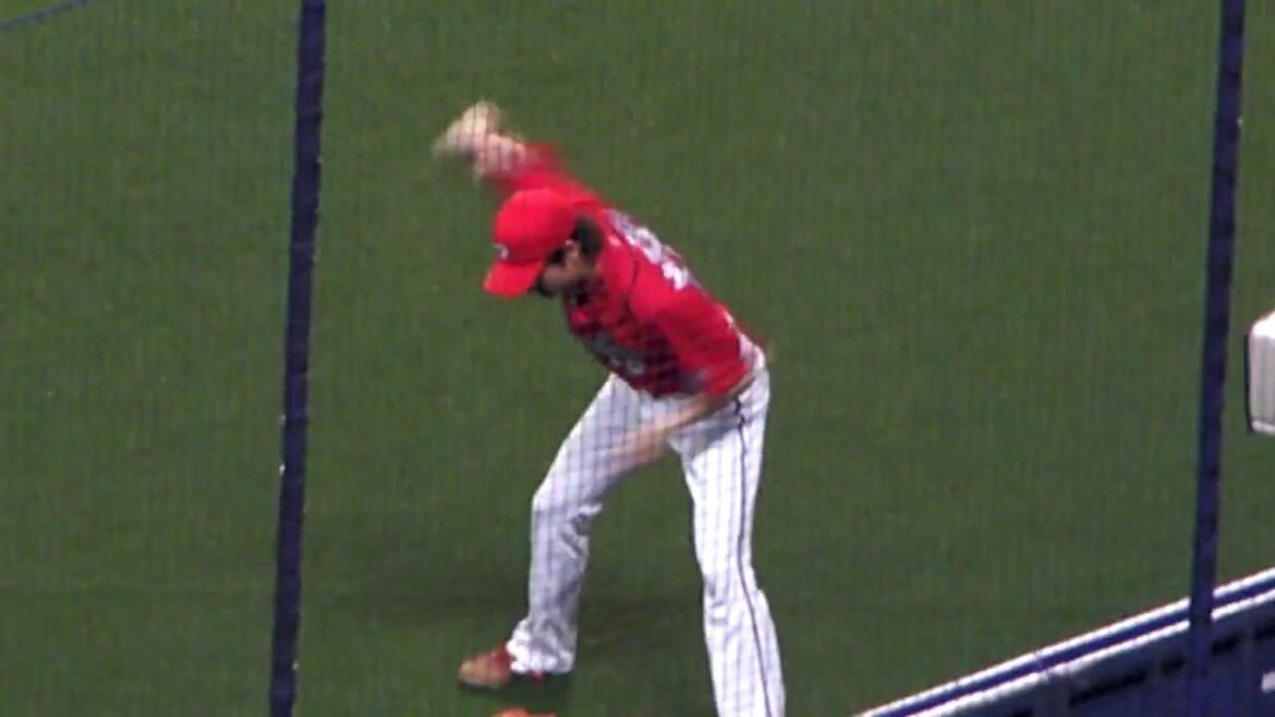[Pratique féminine de la carpe (?)]Exercices d'échauffement du lanceur de carpe d'Hiroshima Kenta Maeda_2011050101