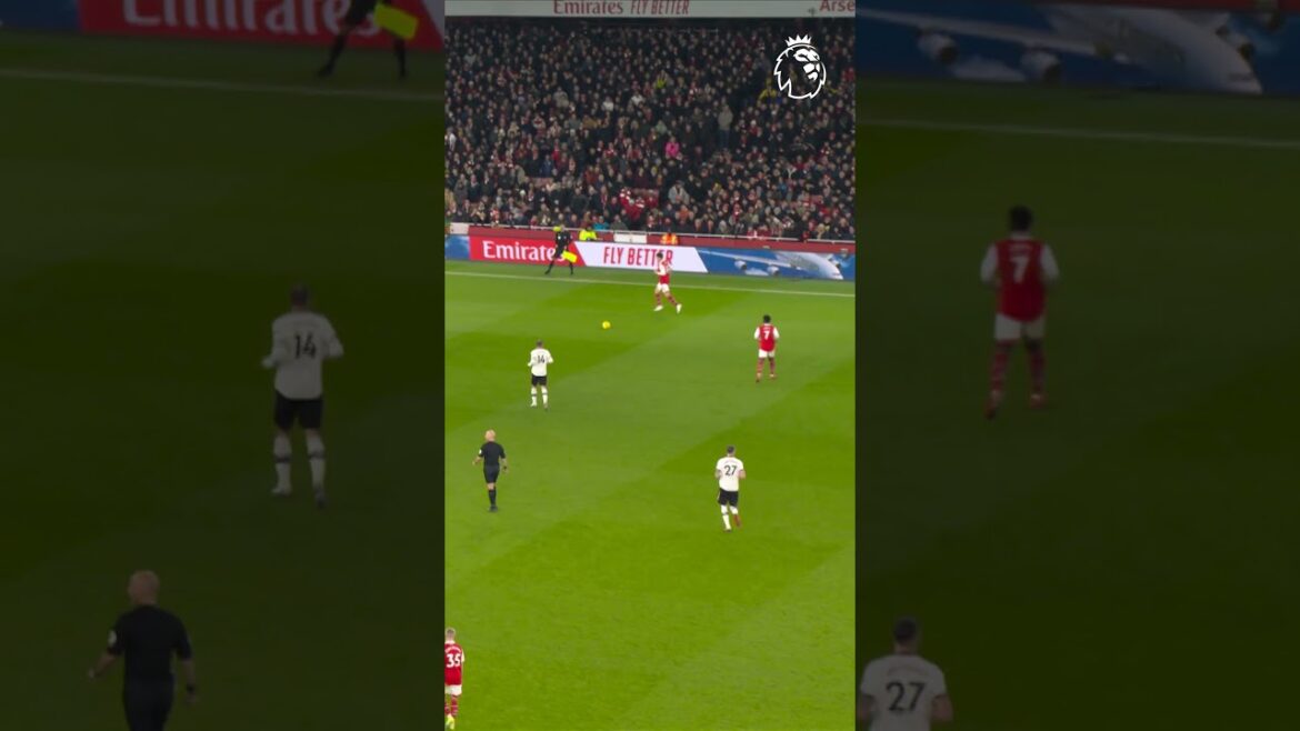 Tomiyasu assiste, Saka marque ! Tomiyasu assiste, Saka marque !