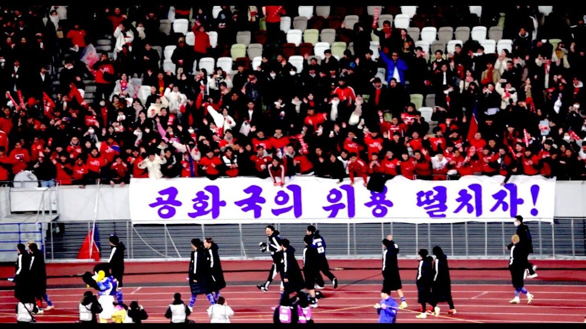 Le représentant japonais salue également les supporters nord-coréens ! Interviews d'après-match avec Tanaka, Endo et Maeda ~ Les joueurs font le tour du terrain !Les supporters nord-coréens saluent également gentiment les joueurs japonais.
