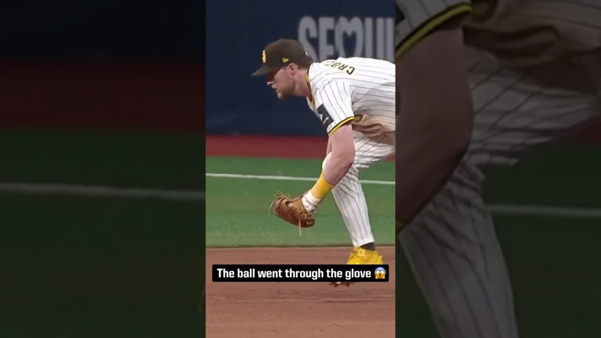 Le ballon a traversé le gant 😱