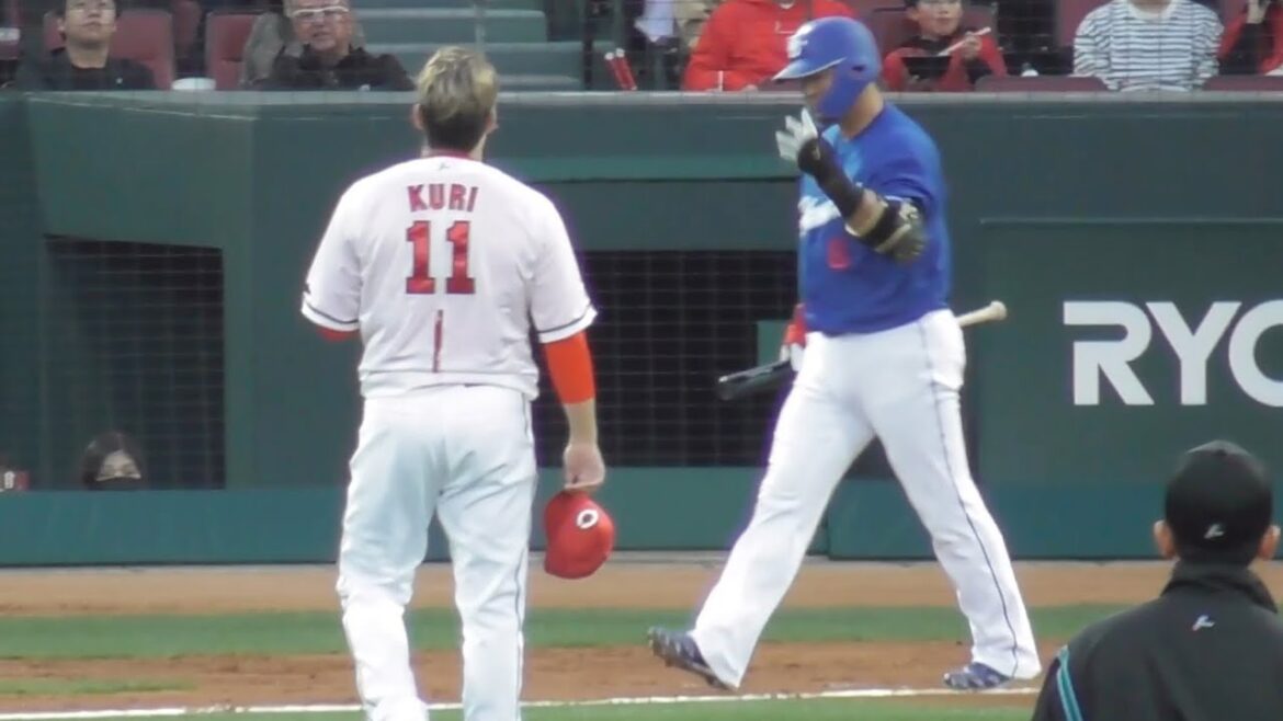 Sho Nakata est touché par un lancer et Aren Kuri enlève immédiatement son chapeau, mais Sho Nakata répond que tout va bien ! 5 avril 2024