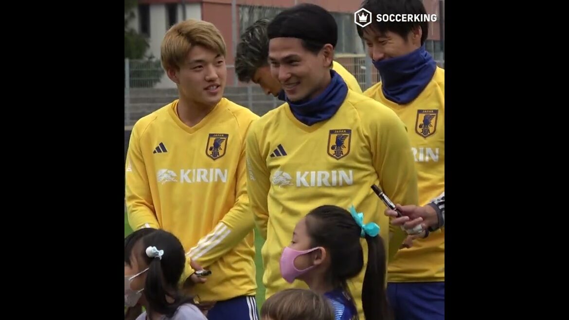 Takumi Minamino parle à une fille aux yeux gentils Takumi Minamino parle à une fille aux yeux gentils