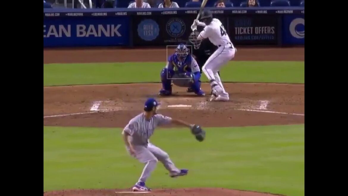 Le lanceur élimine le frappeur, le receveur et l'arbitre avec une balle rapide de 99 mph